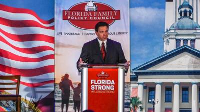 El gobernador de Florida, el republicano Ron DeSantis, habla durante la 18 cena de gala anual de la organización Florida Family Policy Council celebrada la noche del sábado en Orlando, Florida (EE.UU.).