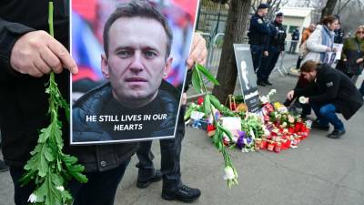 Cientos de rusos rinden homenajes en todo el país al opositor ruso <b>Alexéi Navalni, </b>tras su muerte en una prisión.