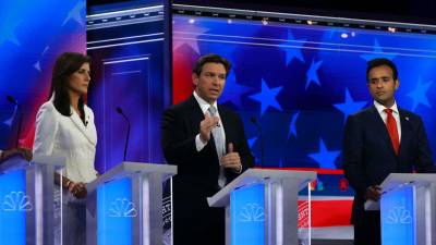 El candidato republicano, Ron DeSantis, junto a la ex gobernadora de Carolina del Sur, Nikki Haley y el empresario Vivek Ramaswamy en el tercer debate republicano.