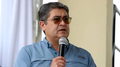 Juan Orlando Hernández pronuncia un discurso durante el octavo aniversario de la Policía Militar del Orden Público (PMOP) en Tegucigalpa el 24 de agosto de 2021.