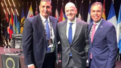 Jorge Salomón junto a Gianni Infantino, presidente de la FIFA, y José Ernesto Mejía, Secretario General de la Fenafuth.