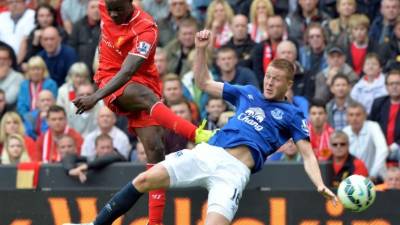 Mario Balotelli dispara ante la marca de James McCarthy del Everton.