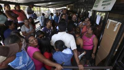 Cientos de capitalinos llegaron al RNP para solicitar su tarjeta de identidad.