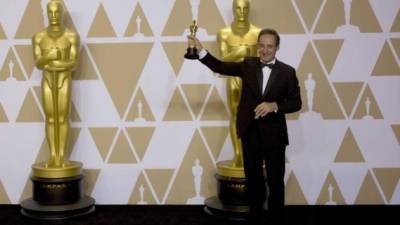 El compositor Alexandre Desplat posa con su premio a Mejor Banda Sonora por la película 'La forma del agua', el domingo 4 de marzo de 2018, en el Teatro Dolby, en Hollywood, California.