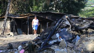 Todavía recorren los escombros con la esperanza de encontrar alguna pertenencia. Otros se sientan a llorar de la desesperación y los niños hacen largas filas para recibir ayuda.