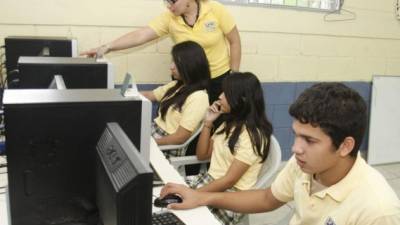 Docente del Liceo Bilingüe Centroamericano de San Pedro Sula imparte clases de computación a escolares