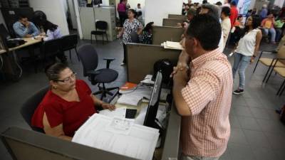 Contribuyentes en las oficinas de tributación en Tegucigalpa.