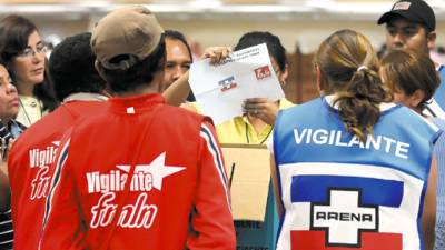 A member of the Electoral Supreme Court shows an electoral ballot as they start the counting of votes of the Salvadorean presidential election on March 15, 2009 in San Salvador. Polls closed Sunday in El Salvador, where voters were asked to choose a new president and vice president in a race that could bring a party once led by leftist rebels to power. AFP PHOTO/Jose CABEZAS