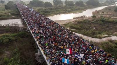 -- AFP PICTURES OF THE YEAR 2018 --Aerial view of Honduran migrants heading in a caravan to the US, as the leave Arriaga on their way to San Pedro Tapanatepec, in southern Mexico on October 27, 2018. - Mexico on Friday announced it will offer Central American migrants medical care, education for their children and access to temporary jobs as long as they stay in two southern states. (Photo by Guillermo Arias / AFP)