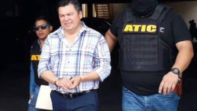 El periodista Henry Gómez al momento de ser presentado por la ATIC tras su captura.