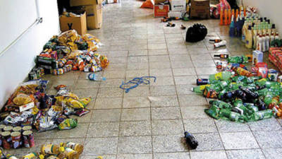 Al menos mil productos alimenticios en mal estado fueron decomisados por la oficina sanitaria regional en el departamento de Yoro. Foto Archivo