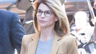 En la imagen la actriz estadounidense Lori Loughlin llega a una sesión de su juicio en Boston, Massachusetts (Estados Unidos). EFE