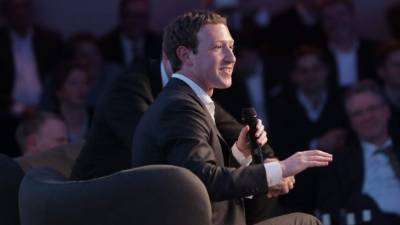 BER01. BERLÍN (ALEMANIA), 25/02/2016.- El CEO de Facebook, Mark Zuckerberg, participa hoy, jueves 25 de febrero de 2016, de la ceremonia de Premios de Innovación organizado por el grupo Axel Springer en Berlín (Alemania). EFE/KAY NIETFELD / POOL
