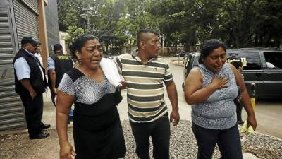 Parientes del infortunado policía cuando reclamaban su cuerpo en la morgue.
