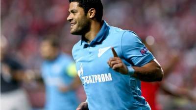 El brasileño Hulk celebra después de anotar un gol contra el Benfica.