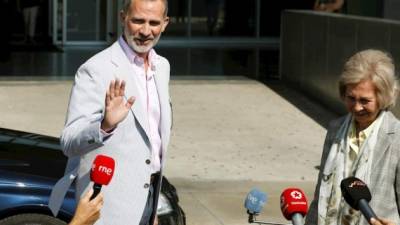 El rey Felipe VI y la reina Sofía abandonan este sábado el Hospital Clínico Quirón de Pozuelo de Alarcón tras la operación a la que ha sido sometido el rey Juan Carlos.