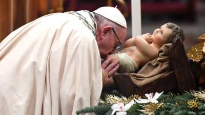 Previo a la misa, el Papa avanzó en procesión hasta los pies del altar mayor, donde se mantuvo durante unos instantes en silencio frente a una imagen del Niño Jesús. foto afp