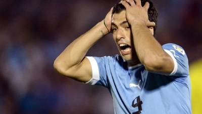 Suárez se resintió de una lesión de rodilla y será operado.