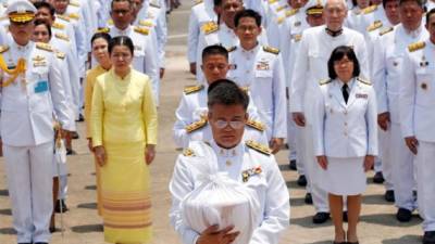 Tailandia inició hoy los rituales previos a la coronación del rey Vajiralongkorn, quien ascendió al trono en octubre de 2017 tras la muerte de su padre, el rey Bhumibol, y cuya proclamación está prevista para los días del 4 al 6 de mayo. EFE
