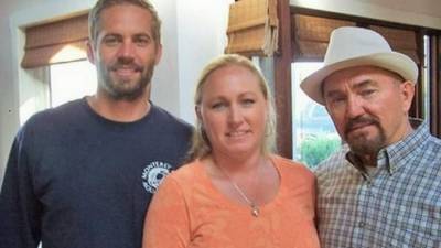 Paul Walker en una foto familiar con su padre Paul.