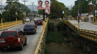 Los conductores hacen dobles filas para transitar por la trocha en buen estado.