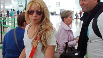 Shakira llegó a Barranquilla, procedente de Miami. En el aeropuerto de la ciudad estadounidense la cantante se dejó ver sin maquillaje y atendió amablemente a los periodistas, asegurando que se encontraba 'muy feliz' por volver a su tierra y reencontrarse con su gran amigo Carlos Vives.