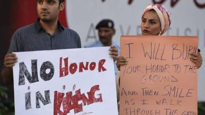 En la imagen de archivo, personas protestan exigiendo justicia para los llamados 'crímenes de honor' en Pakistán. EFE