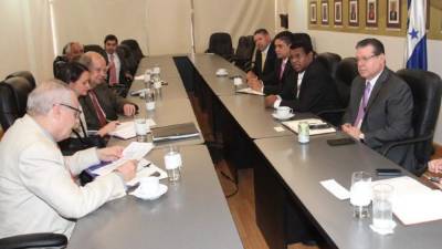 Los facilitadores se reunieron ayer con el pleno del Tribunal Electoral, el expresidente Rafael Callejas y dirigentes del Pinu. Fotos: Andro Rodríguez