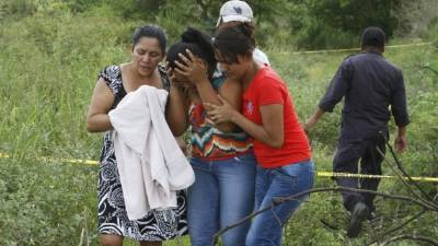 Familiares de Alejandro Carrasco rompieron en llanto al verlo sin vida en los matorrales de la colonia El Carmen.