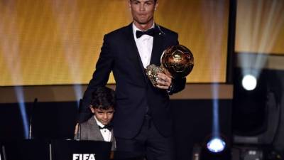 Cristiano Ronaldo, con el Balón de Oro, junto a su hijo.