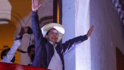 Castillo celebró el fin del conteo de votos que lo deja con una mínima diferencia sobre Fujimori./