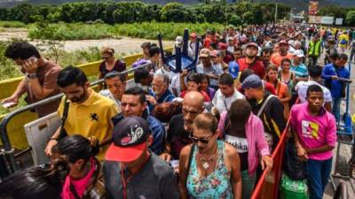 Nerviosos y temerosos de que falte la comida y estalle la violencia, miles de venezolanos cruzaron la frontera con Colombia huyendo del caos desatado en su país en la previa de la elección de una Asamblea Constituyente propuesta por el presidente Nicolás Maduro.