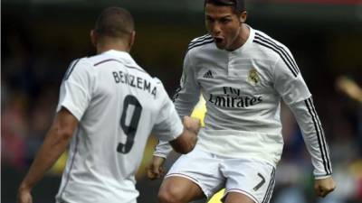 Cristiano Ronaldo celebra su gol contra el Villarreal con Karim Benzema.