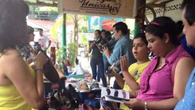 Se venden tarjetas, jabones, adornos, joyería y hasta zapatos.