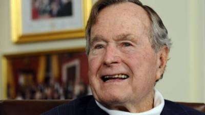 Fotografía de archivo tomada el 29 de marzo de 2012 muestra al expresidente George H.W. Bush en su oficina en Houston (Estados Unidos).