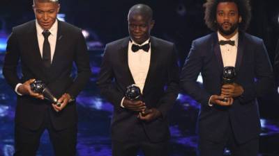 De izquierda a derecha: el delantero Kylian Mbappé del PSG, el centrocampista N'Golo Kanté del Chelsea y Marcelo del Real Madrid reciben el premio al once ideal de la FIFA durante la entrega de premios ''FIFA the Best 2018'' hoy, lunes 24 de septiembre de 2018, en Londres (Reino Unido). EFE/Neil Hall