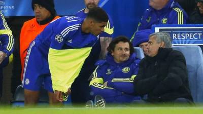 Mourinho charlando con Loftus-Cheek antes de su debut en Champions.