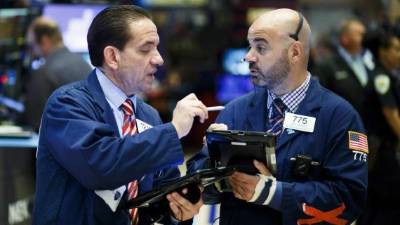 Agentes de cambio y Bolsa trabajan durante la apertura del parqué neoyorquino en Estados Unidos el 13 de julio de 2017. EFE