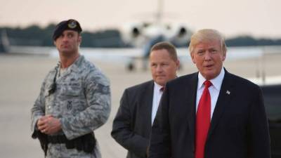 US President Donald Trump makes his way to board a limousine upon arrival at Andrews Air Force Base in Maryland on July 3, 2017. Trump was returning to Washington, DC after spending the weekend at his Bedminster, NJ golf club. / AFP PHOTO / MANDEL NGAN