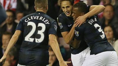 Adnan Januzaj es felicitado por Evra y Cleverley.