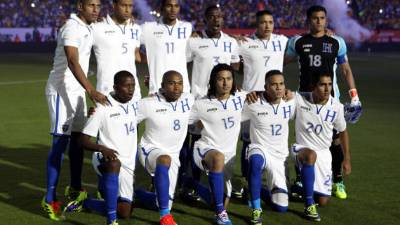 Los jugadores de la selección de Honduras (primera fila, de izda a dcha) Boniek García, Wilson Palacios, Roger Espinoza, Arnold Peralta y Jorge Claros; (fila de atrás, de izda a dcha) Carlo Costly, Víctor Bernárdez, Jerry Bengtson, Maynor Figueroa, Emilio Izaguirre y el portero Noel Valladares.