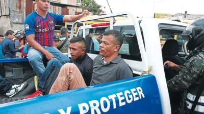 Implicados. Los dos sospechosos fueron custodiados por agentes de FNSTU y remitidos a la Fiscalía del Ministerio Público.