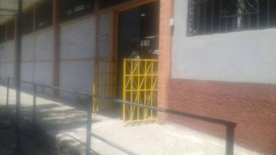 Los miembros de la Policía Militar rescataron al maestro que fue atacado por varios pandilleros al interior del instituto capitalino Saúl Zelaya Jiménez.