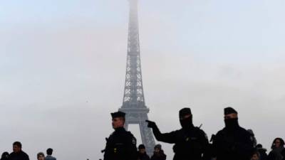 Elementos de seguridad resguardan la Torre Eiffel en París.
