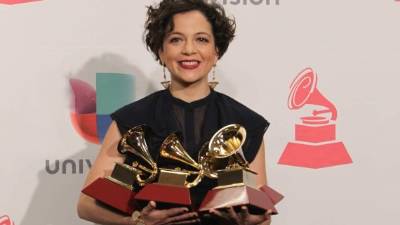 Natalia Lafourcade con cuatro de los cinco premios que se llevó a casa.