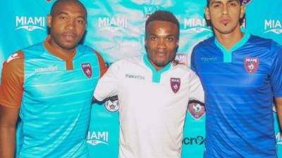 Wilson Palacios, izquierda, posando con la camiseta de su nuevo equipo, el Miami FC.