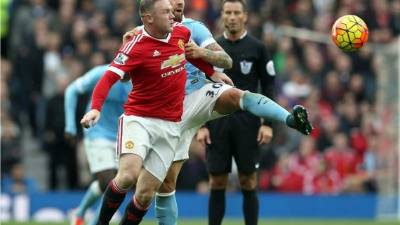 Rooney recibe la marca de Otamendi, un duelo que estuvo de principio a fin.
