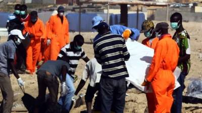 Personal de rescate recupera los cuerpos de los fallecidos en el trágico naufragio cerca de la capital de Libia.