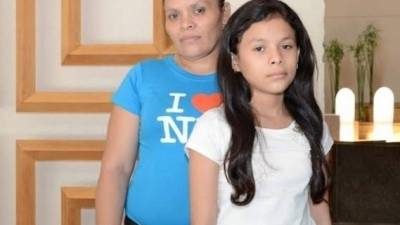 Ana Rosa Martínez junto a su hija Katherine. Ambas cruzaron la frontera sur de EEUU el pasado de 26 junio, ayudadas por un 'coyote'.