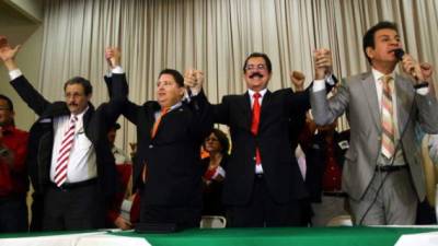 Mauricio Villeda, del PL, Guillermo Valle, del Pinu, Manuel Zelaya, de Libre, y Salvador Nasralla, del PAC, juntos ayer para firmar una proclama. Foto de archivo.